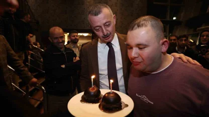 Arif’e iftar sofrasında sürpriz doğum günü