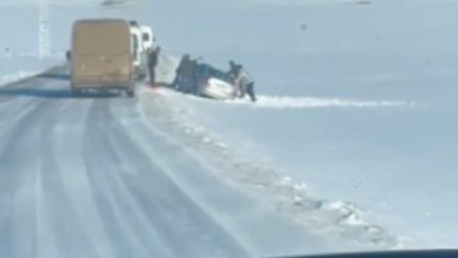 Arpaçay’da yoldan çıkan aracı köylüler el birliğiyle kurtardı