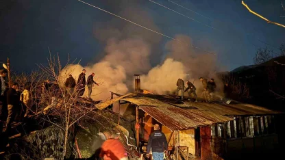 Artvin’de gece yarısı yangın: 1 ev ve odunluk kullanılamaz hale geldi