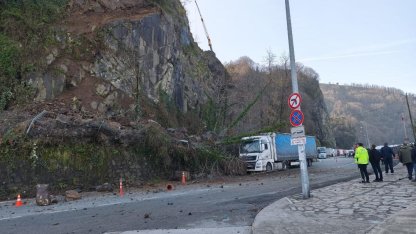 Artvin’de heyelan: Yamaçtan kopan kayalar tırda hasara yol açtı