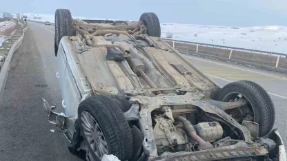 Aşkale’de trafik kazası: Otomobil takla attı, 2 kişi yaralandı