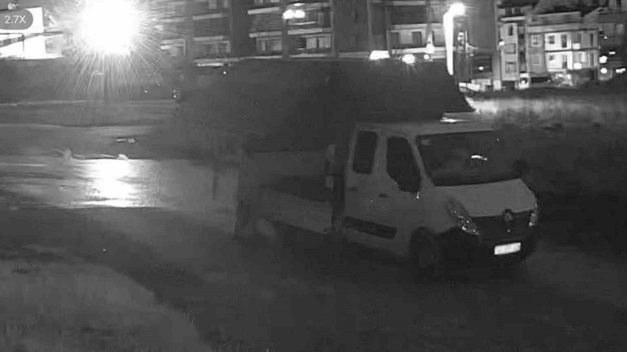 Atığını sokağa atan sürücüye fotokapan takibi