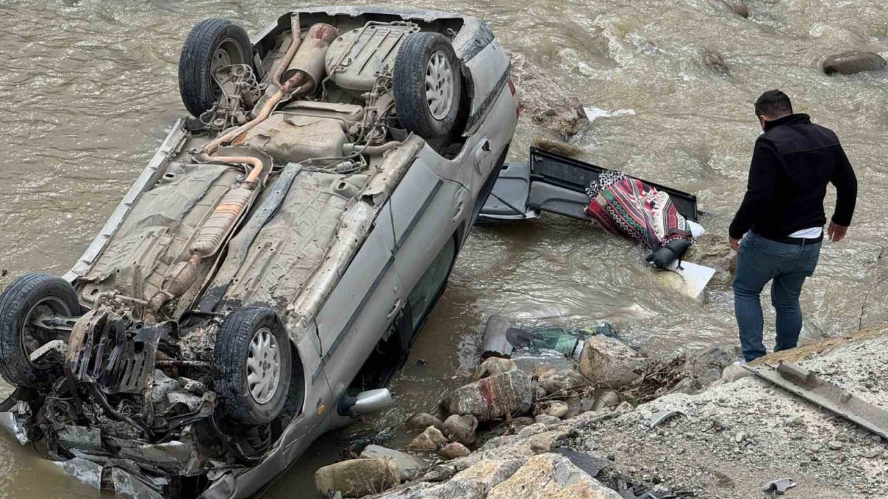 Ayancık’ta otomobil ırmağa uçtu: 1 yaralı