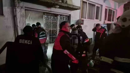Bartın’da 4 katlı apartmanda yangın paniği: 2 kişi dumandan etkilendi