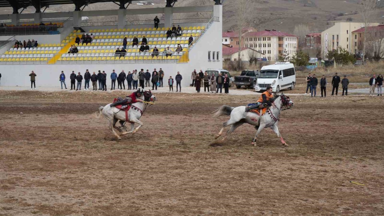 Bayburt’ta gelenek bozulmadı: Ramazan Bayramı ata sporu ciritle uğurlandı