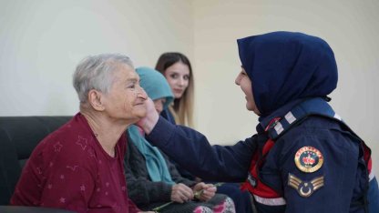 Bayburt’ta huzurevi sakinlerine jandarma sürprizi: Büyüklerin yüzü güldü