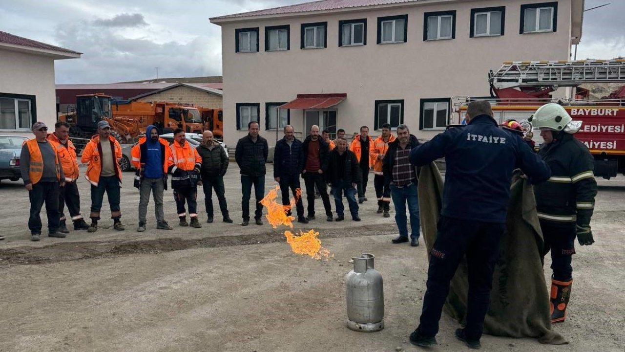 Bayburt’ta Karayolları personeli yangın eğitiminden geçti