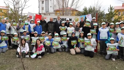Bayburt’ta öğrenciler Orman Haftası kapsamında fidan dikti