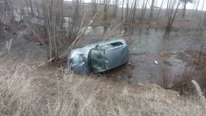 Bayburt’ta otomobil dereye uçtu: Sürücü hafif yaralandı
