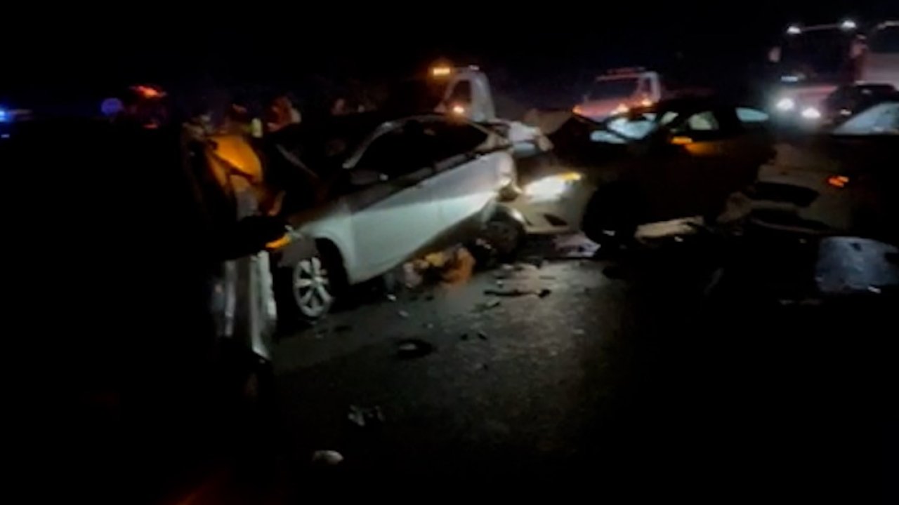 Bayram dönüşü trafiğinde zincirleme kaza: 5 araç birbirine girdi