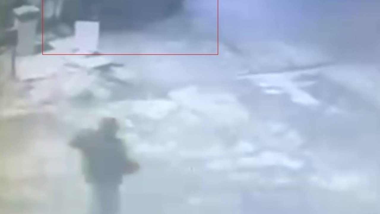 Beton bariyere çarpan otomobil kazası güvenlik kamerasında