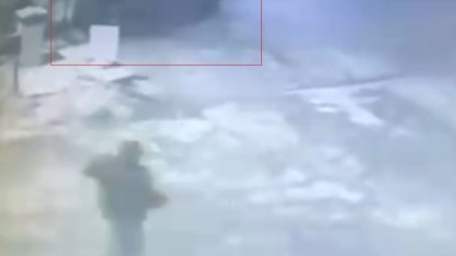 Beton bariyere çarpan otomobil kazası güvenlik kamerasında