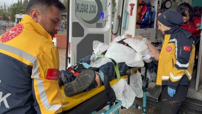 Beton mikserini yıkarken düşen sürücü hastanelik oldu