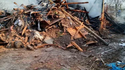 Bolu’da iki katlı ahşap ev ve ahır alev alev yandı