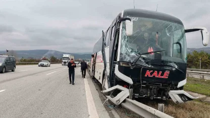 Bolu’da yolcu otobüsü ile çarpışan tır refüje savruldu