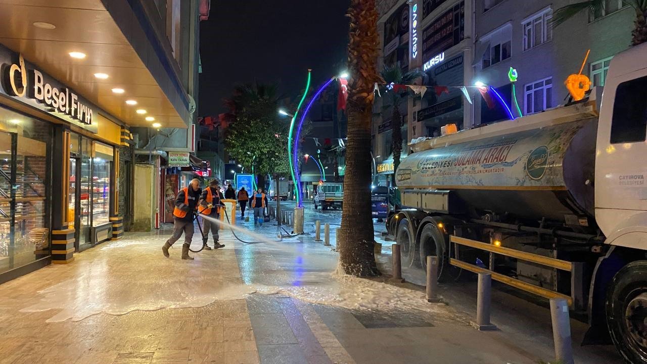 Çayırova’da bayram öncesi cadde ve sokaklar yıkanıyor