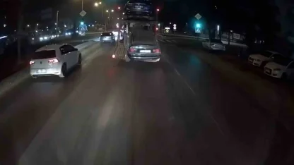 Çekici otomobili yola düşürdü