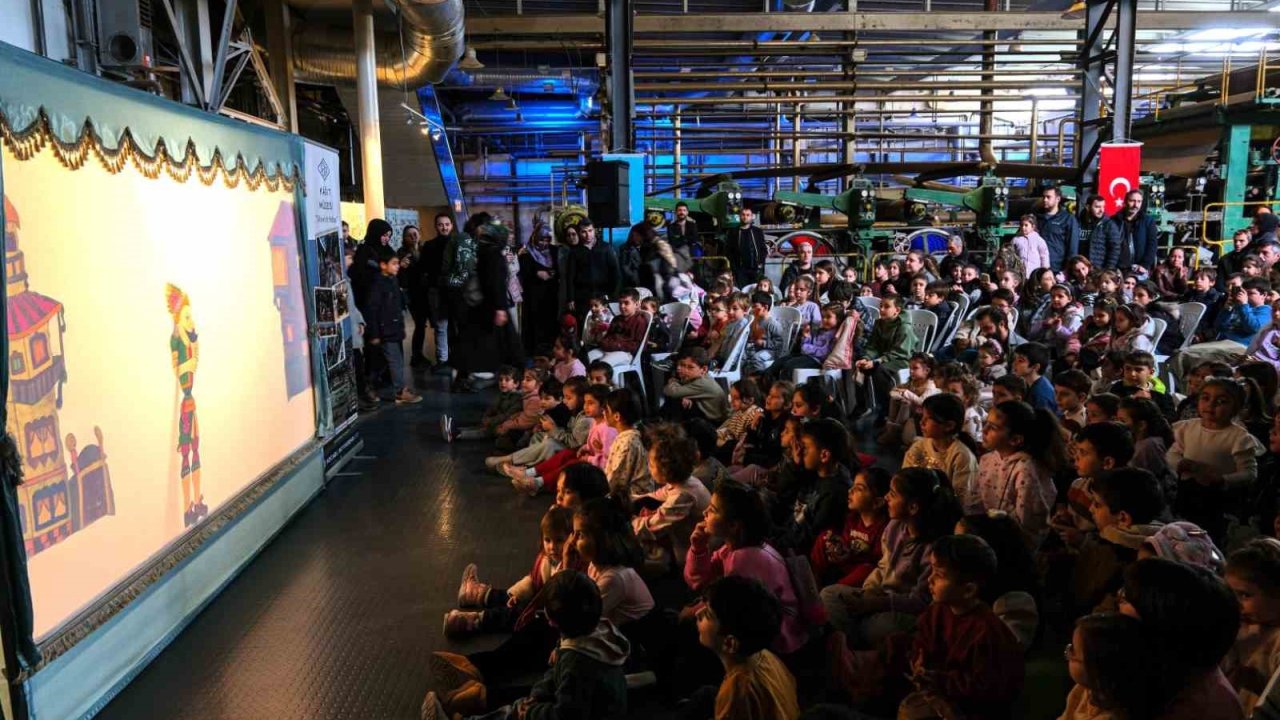 Çocuklar geleneksel gölge gösterisi ile eğlenceli anlar yaşadı