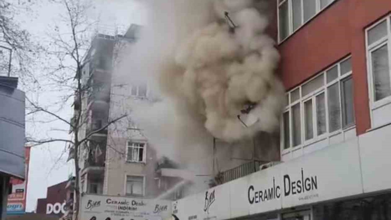 Daire alevlere teslim oldu, 4 kişi dumandan etkilendi