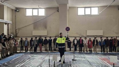 Digor’da öğrencilere uygulamalı trafik eğitimi verildi