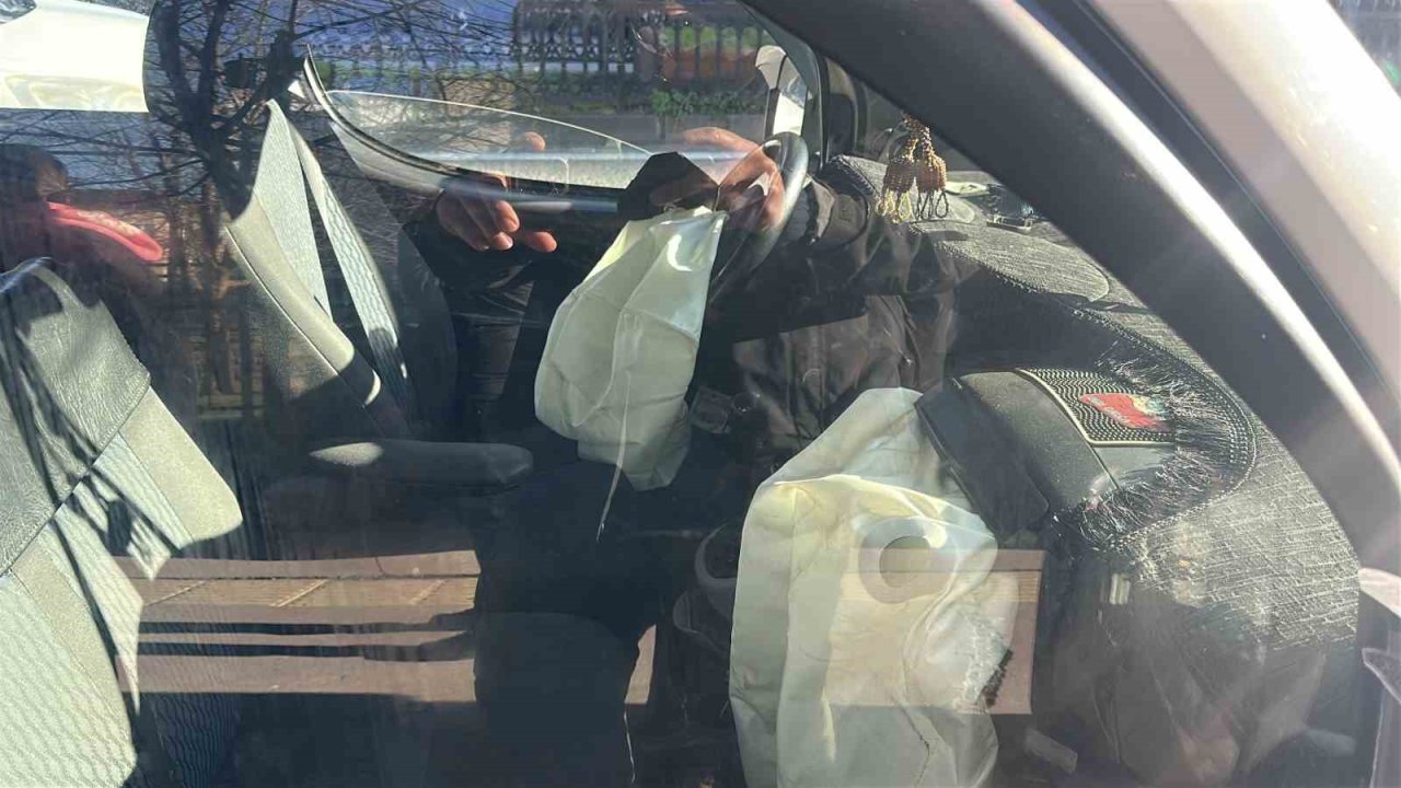 Dolmuş kazasında hava yastığı açıldı: 1 yolcu yaralandı