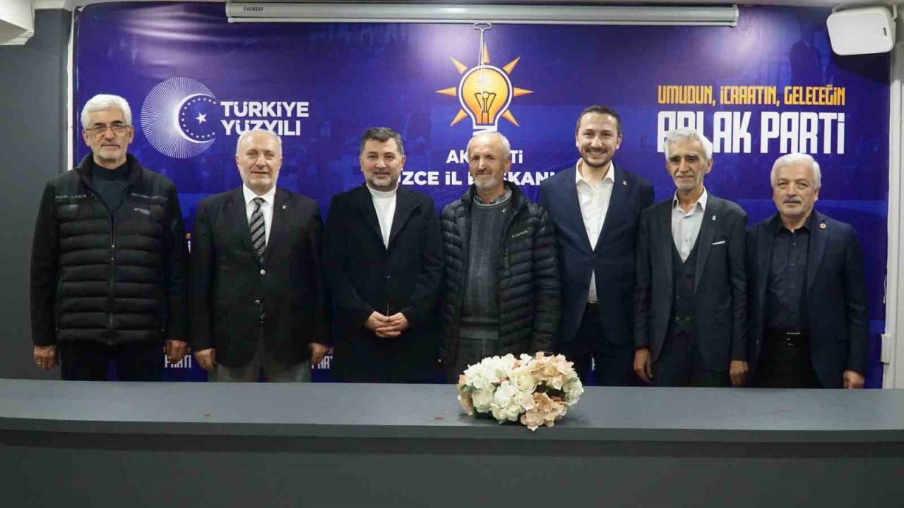 Düzce’de emekli eğitimciler AK Parti’ye katıldı