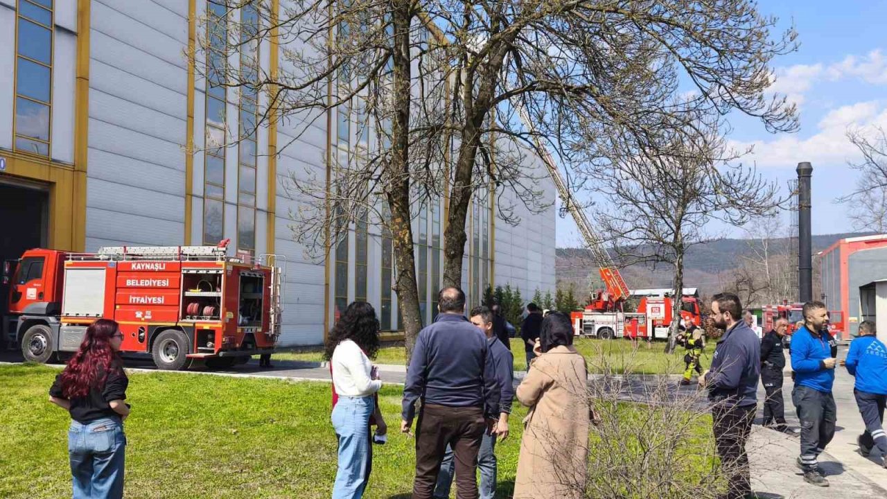 Düzce’de kauçuk fabrikasında baca yangını