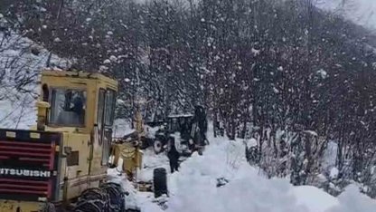 Erbaa’da kapanan köy yolu ekiplerin çalışmasıyla açıldı