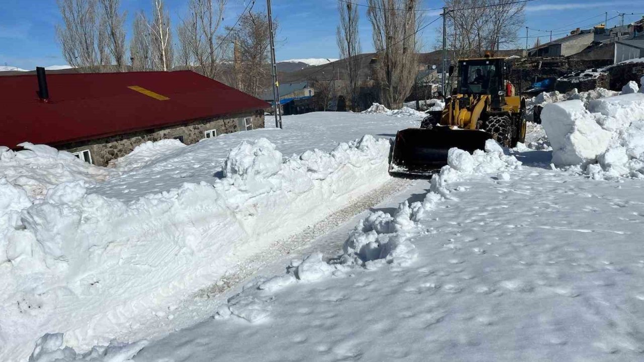 Erzurum’da karla mücadele devam ediyor