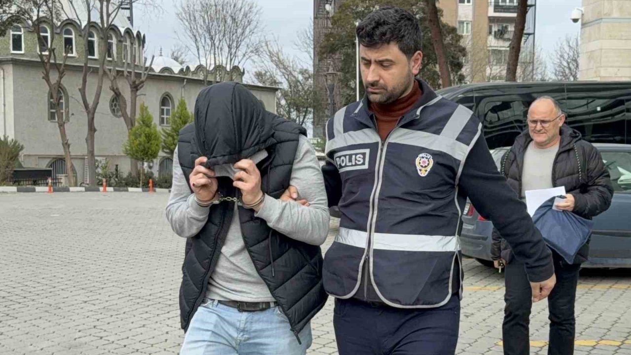 Eski karısının bıçak tehdidiyle cep telefonunu gasp etti