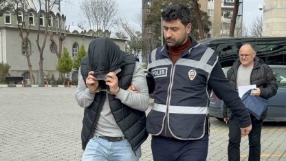 Eski karısının bıçak tehdidiyle cep telefonunu gasp etti