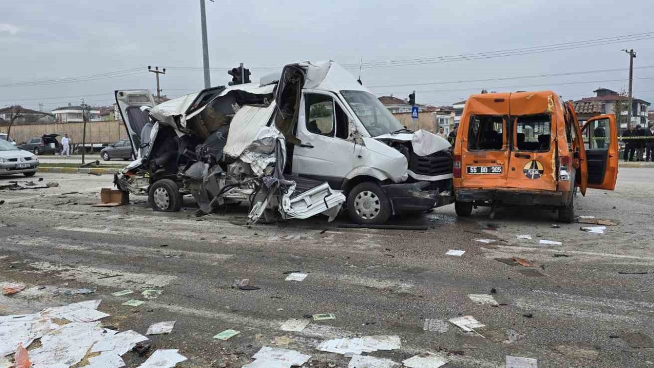 Freni patlayan tır dehşet saçtı: Öğrenci servisi dahil 7 araç birbirine girdi, 18 yaralı