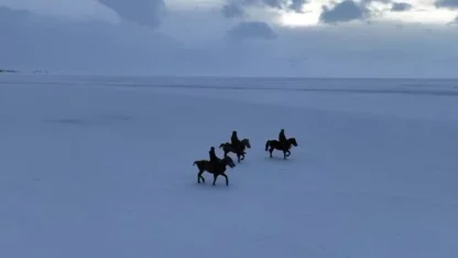 Gençler atları buz tutan Çıldır Göl’ü üzerinde dörtnala koştu