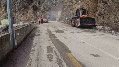 Gümüşhane’de heyelan sonrası kapanan yol yeniden ulaşıma açıldı