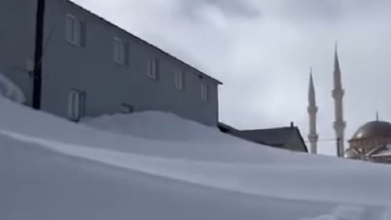 Gümüşhane’nin yaylalarında kar kalınlığı evlerin boyuna ulaştı