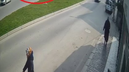 Halk otobüsü ile otomobilin çarpıştığı kaza kamerada: 9 yaralı