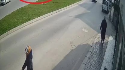 Halk otobüsü ile otomobilin çarpıştığı kaza kamerada: 9 yaralı