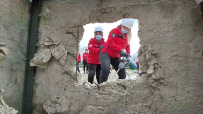 Hamileyken enkazda hayat kurtardı