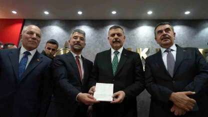 İçişleri Bakanı Çiftçi, AK Parti üyelik giriş beyannamesini imzaladı