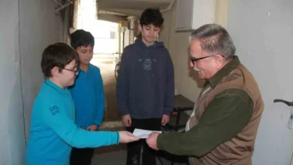 İhtiyaç sahipleri için harçlıklarını biriktiren öğrenciler duygulandırdı