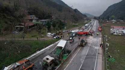 İki tır çarpıştı, D-650 savaş alanına döndü