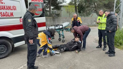 İlaç firmasının motosikleti doktorun aracına çarptı: 1 yaralı