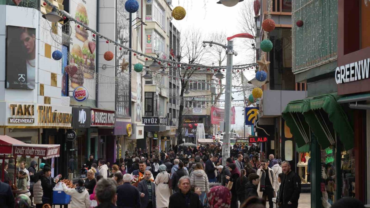 İzmit sokaklarında bayram alışverişi hareketliliği: Adım atacak yer kalmadı