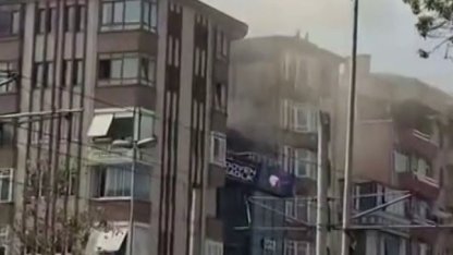 İzmit’te 7 katlı binanın çatısındaki bacadan çıkan yangın korkuttu
