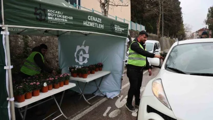 Kabir ziyaretlerinde vatandaşlara ücretsiz çiçek ve ulaşım kolaylığı