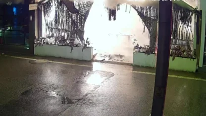 Kafeyi kundaklayıp kaçtı: O anlar kamerada