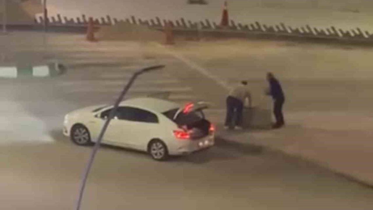 Kaldırım taşı çalan 2 zanlı yakalandı