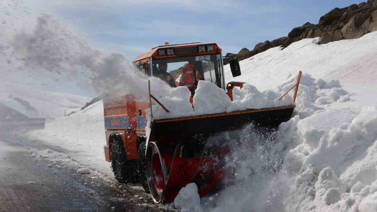 Kar ve tipi nedeniyle 4 aydır ulaşıma kapanan yol açılıyor