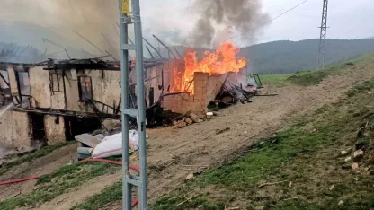 Karabük’te 2 katlı ahşap ev alevlere teslim oldu