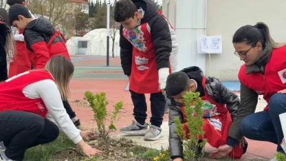 Karabük’te öğrenciler hatıra fidanlarını toprakla buluşturdu